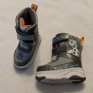 Nwot baby size 5 Disney Frozen snowboots